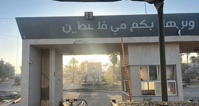 İsrail ordusuna ait bir zırhlı araç, sınır kapısındaki 'Gazze'yi Seviyorum' tabelasını yerle bir etti