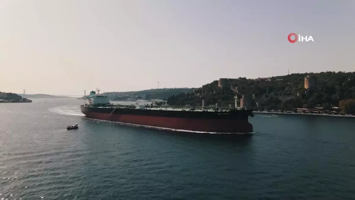 İstanbul Boğazı gemi trafiğine tekrar açıldı