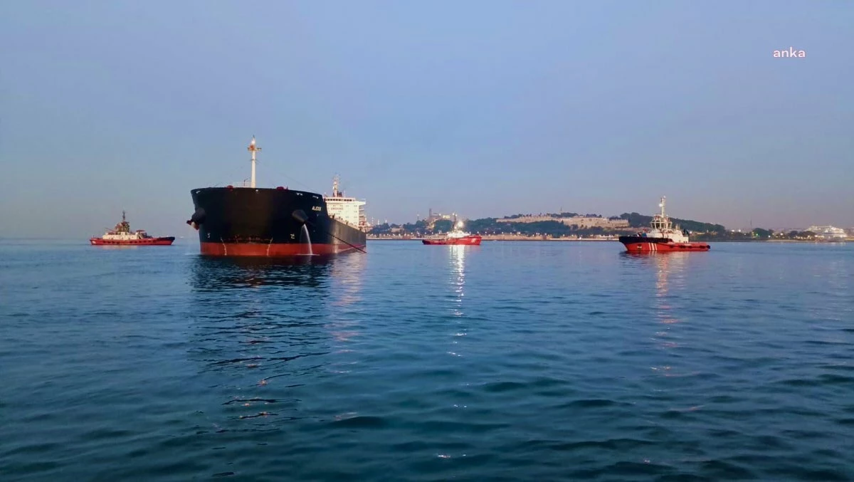 İstanbul Boğazı\'nda Gemi Kazası: Gemi Trafiği Kapatıldı