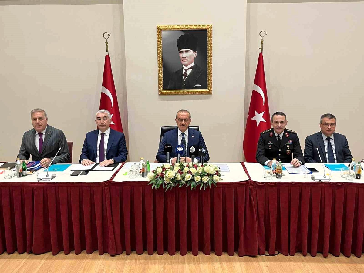 Kocaeli Valisi: Trafik ihlallerinin yüzde 40\'ı kırmızı ışık ihlallerinden oluşuyor