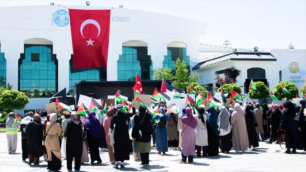 Selçuk Üniversitesi Öğrencileri Gazze Saldırılarını Protesto Ediyor