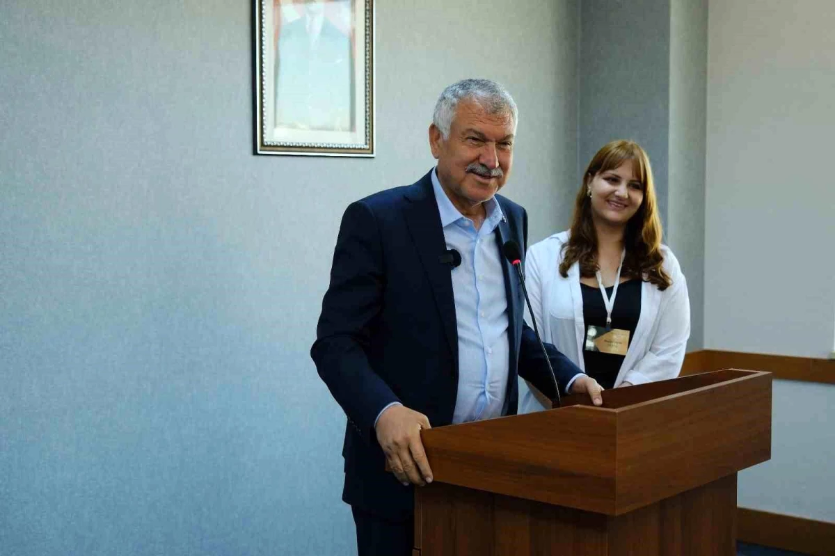 Adana Büyükşehir Belediye Başkanı Zeydan Karalar, Çukurova Üniversitesi\'nde öğrencilerle buluştu