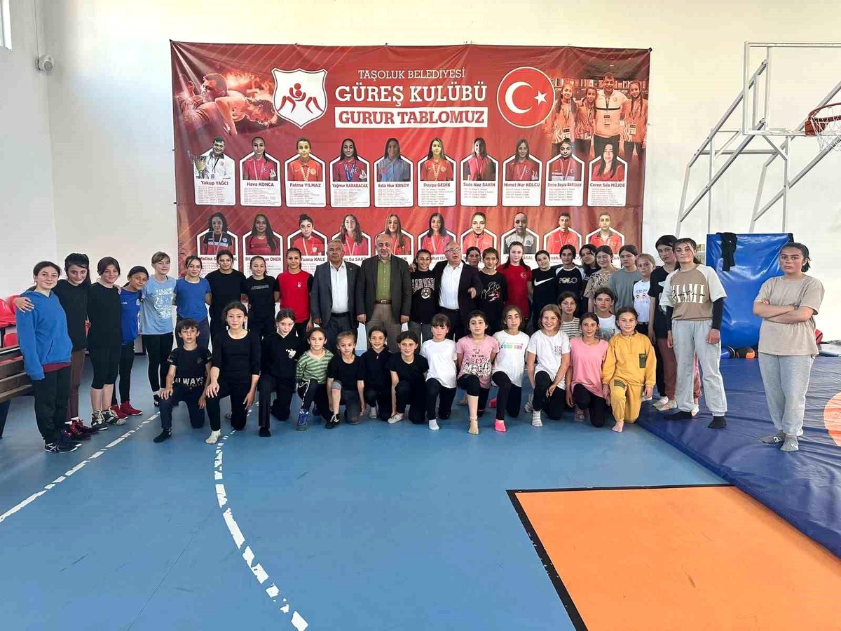 Afyonkarahisar Gençlik ve Spor İl Müdürü Milli Güreşçileri Ziyaret Etti