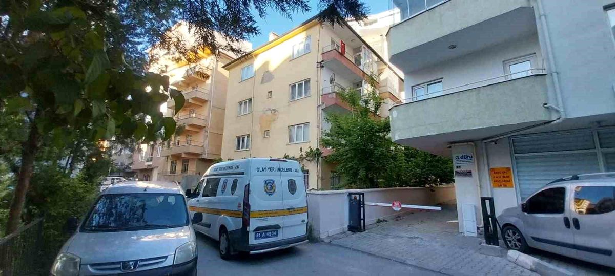 Niğde\'de bir kişi, eski sevgilisinin arkadaşını bıçakla öldürdü