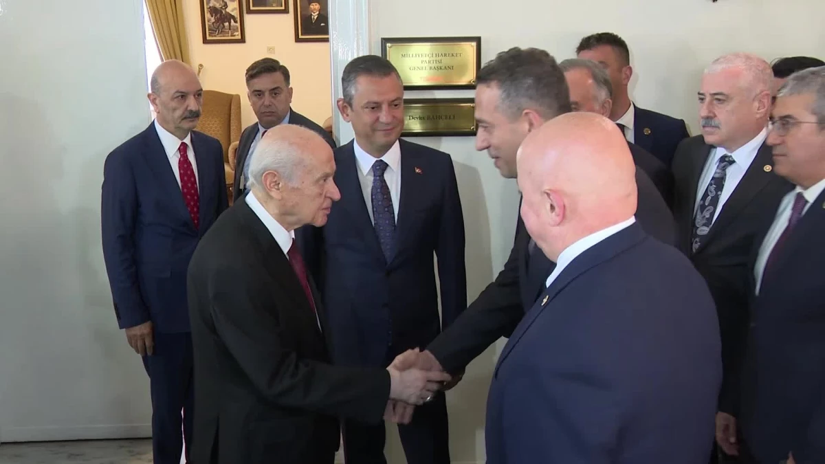 CHP Genel Başkanı Özgür Özel, MHP Genel Başkanı Devlet Bahçeli\'yi TBMM\'de ziyaret etti