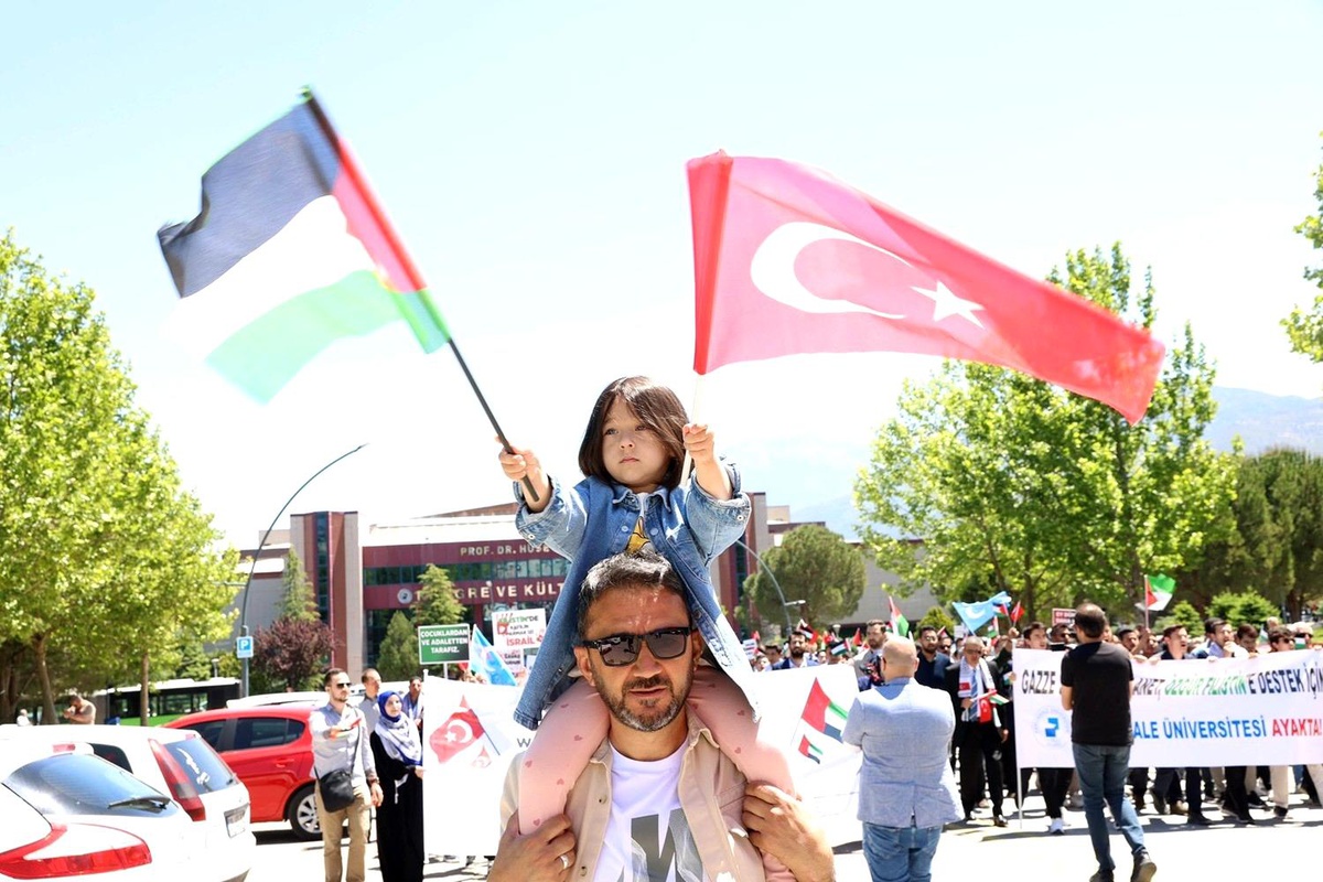 PAÜ Öğrencileri Gazze Katliamına Destek İçin Yürüdü