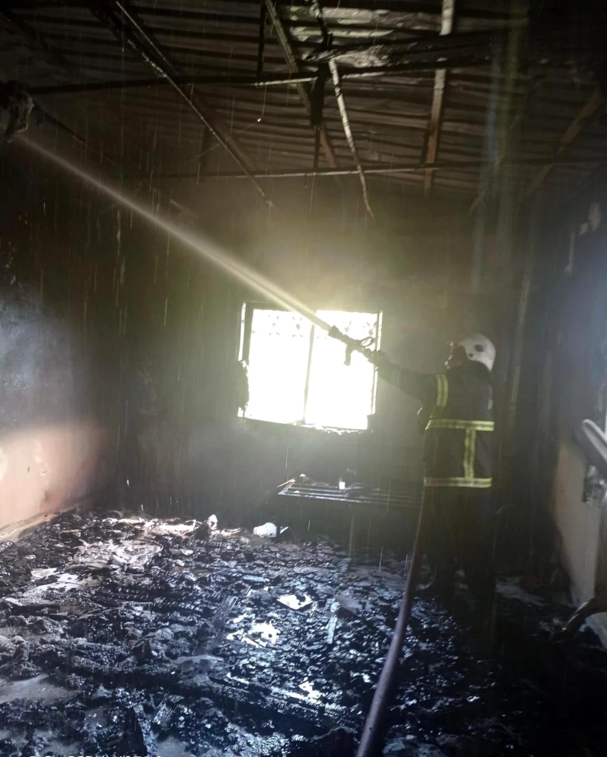 Hatay\'ın Payas ilçesinde çıkan ev yangını itfaiye ekipleri tarafından söndürüldü
