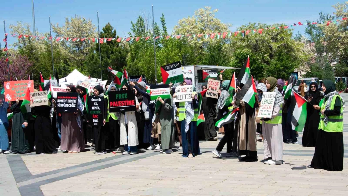 Selçuk Üniversitesi\'nde İsrail işgalini protesto etmek için nöbet başladı