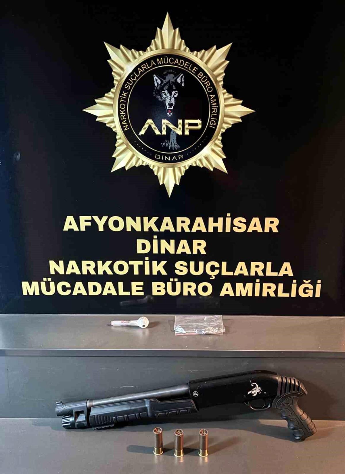 Afyonkarahisar\'da polis tarafından durdurulan araçta uyuşturucu ve ruhsatsız tüfek ele geçirildi