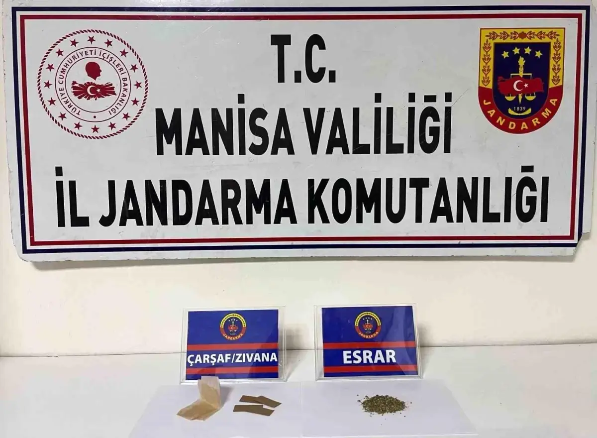 Manisa\'da Uyuşturucu Operasyonu: 2 Şahıstan Uyuşturucu ve Çarşaf Ele Geçirildi