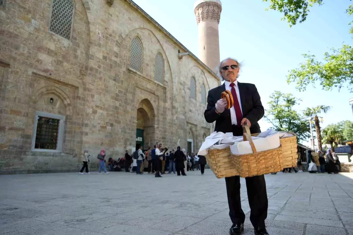 Bursa\'da Kamudan Emekli Ahmet Berksun, Takım Elbisesiyle Simit Satıyor