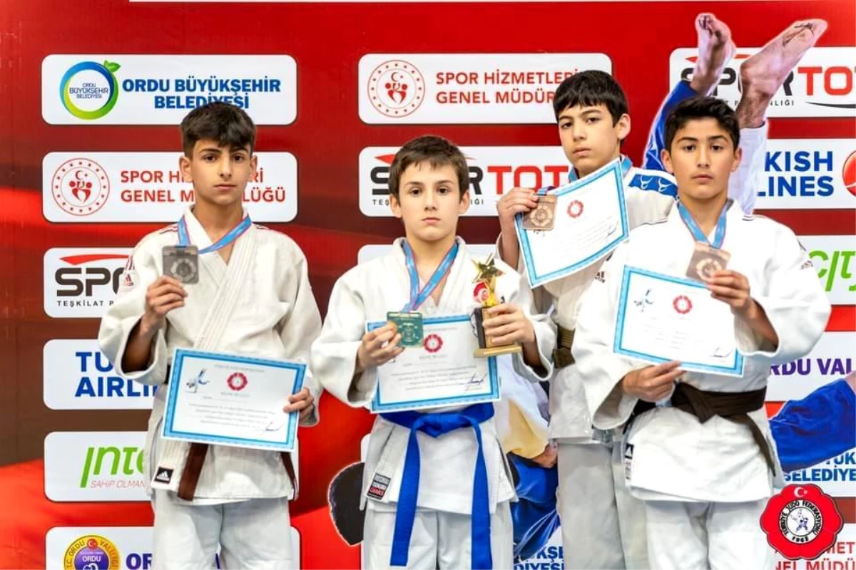 Ümraniye Belediyesi Sporcuları Judo Şampiyonasında Altın Madalya Kazandı