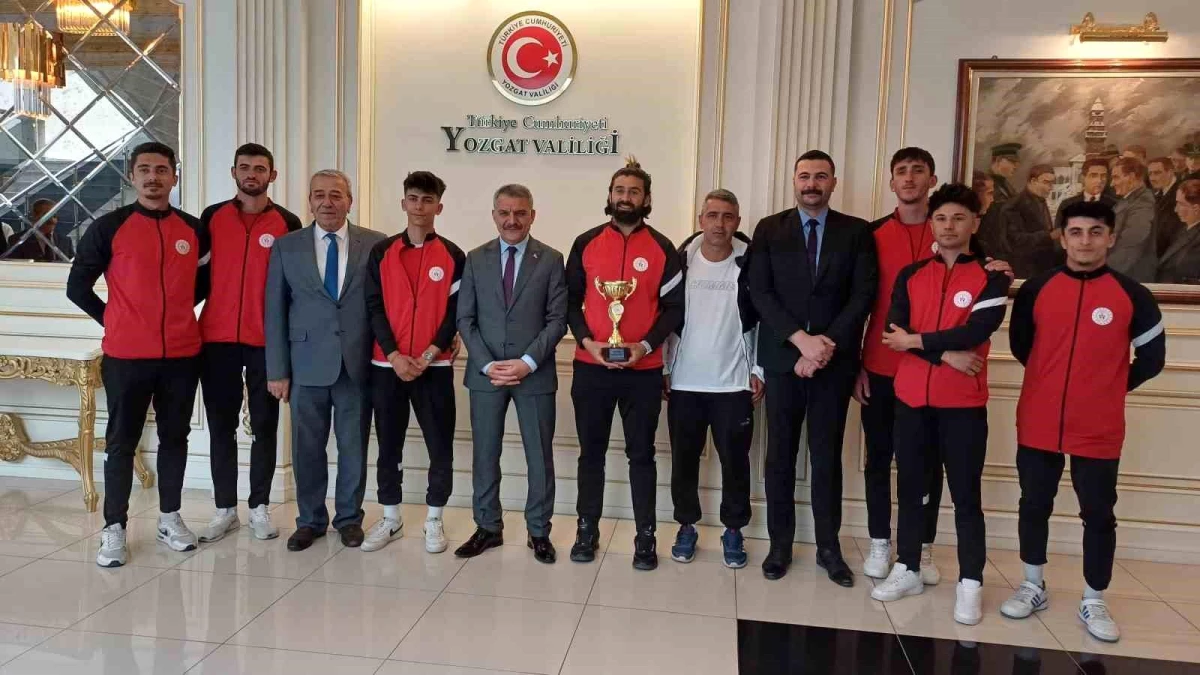 Yozgat Valisi Mehmet Ali Özkan, Kredi ve Yurtlar Spor Olimpiyatları\'nda başarı elde eden sporcuları tebrik etti