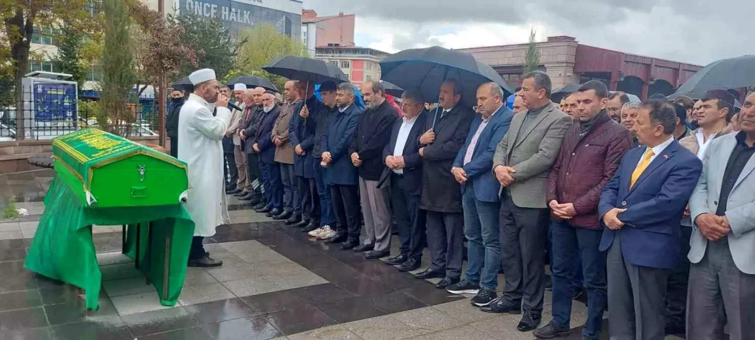 Erzurum\'un sevilen eşraflarından Sadık Yücelik son yolculuğuna dualarla uğurlandı