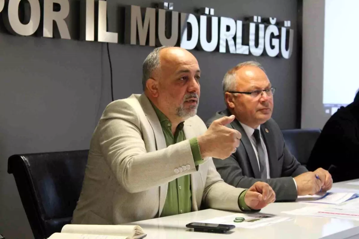 Afyonkarahisar Gençlik ve Spor İl Müdürü İsmail Hakkı Kasapoğlu başkanlığında antrenörlerle toplantı gerçekleştirildi