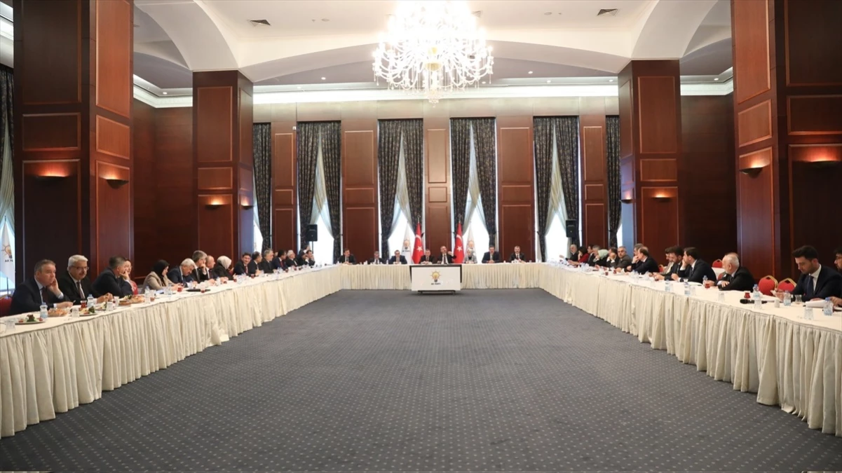 AK Parti Grup Başkanvekili Abdülhamit Gül, milletvekilleriyle istişare toplantısı yaptı