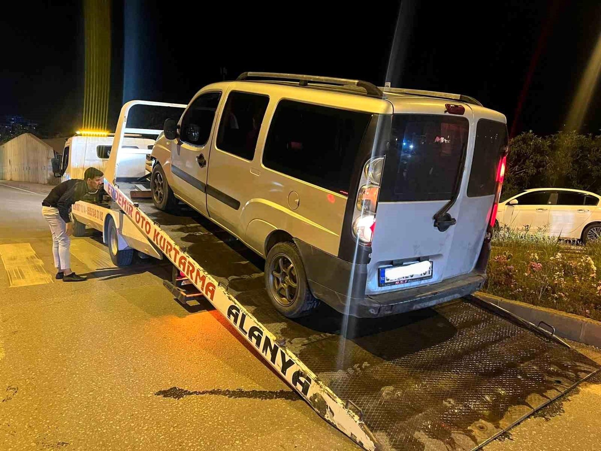 Alanya\'da yapılan trafik uygulamasında 22 araç trafikten men edildi