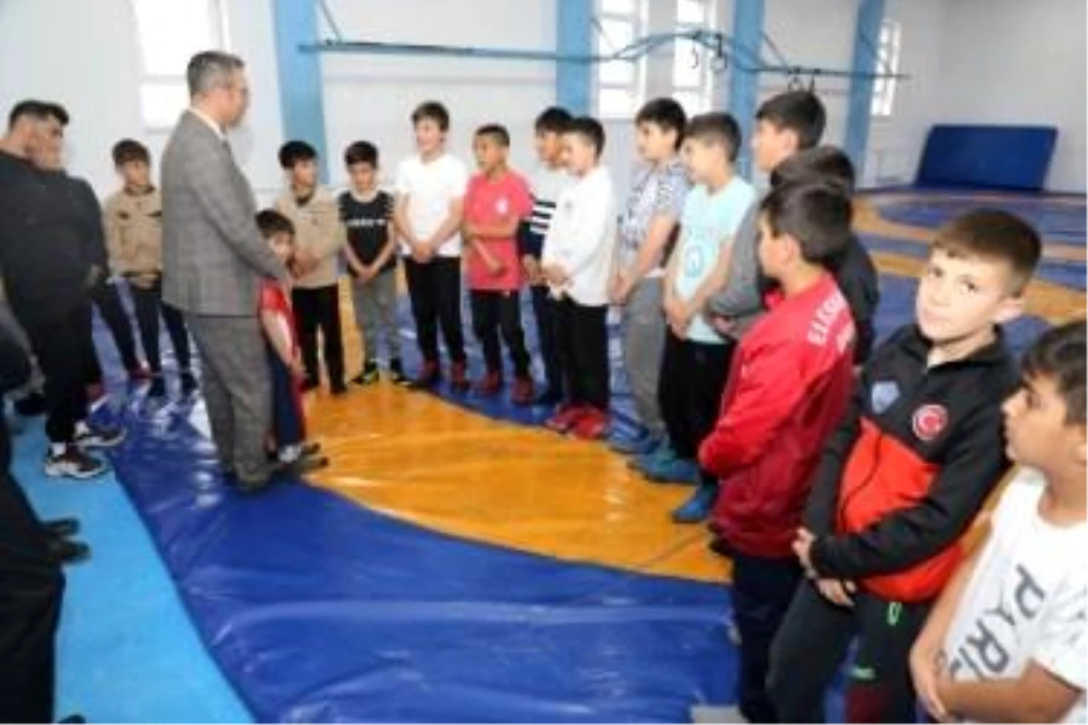 Ağrı Gençlik ve Spor İl Müdürü, Eleşkirt'teki spor tesislerini inceledi