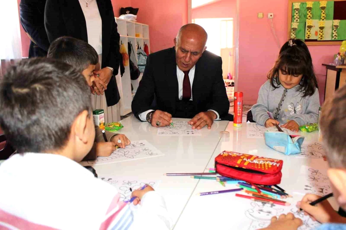 Hisarcık Belediye Başkanı Mustafa Demirtaş, Dereköy Şehit Fatih Seven İlkokulu\'nda öğrencilerle boyama etkinliği yaptı