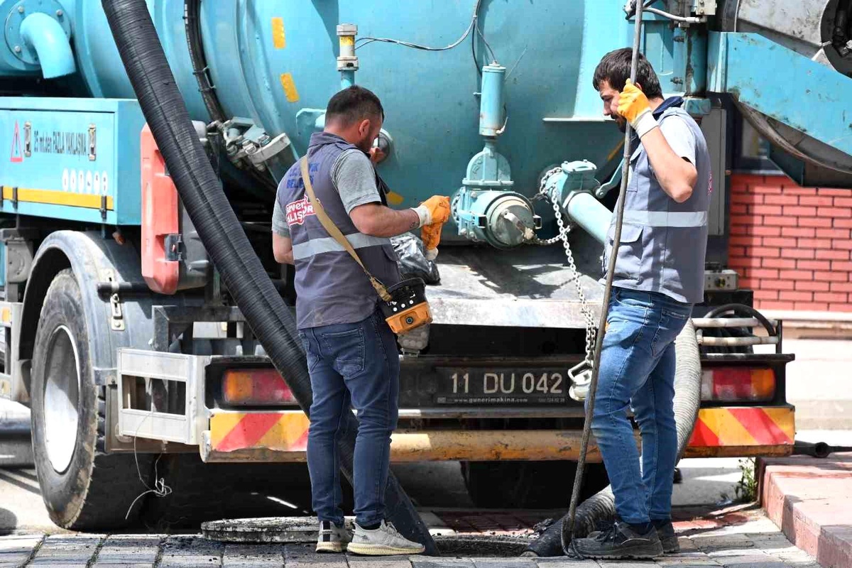 Bozüyük Belediyesi Kanalizasyon ve Yağmur Suyu Hatlarını Temizliyor
