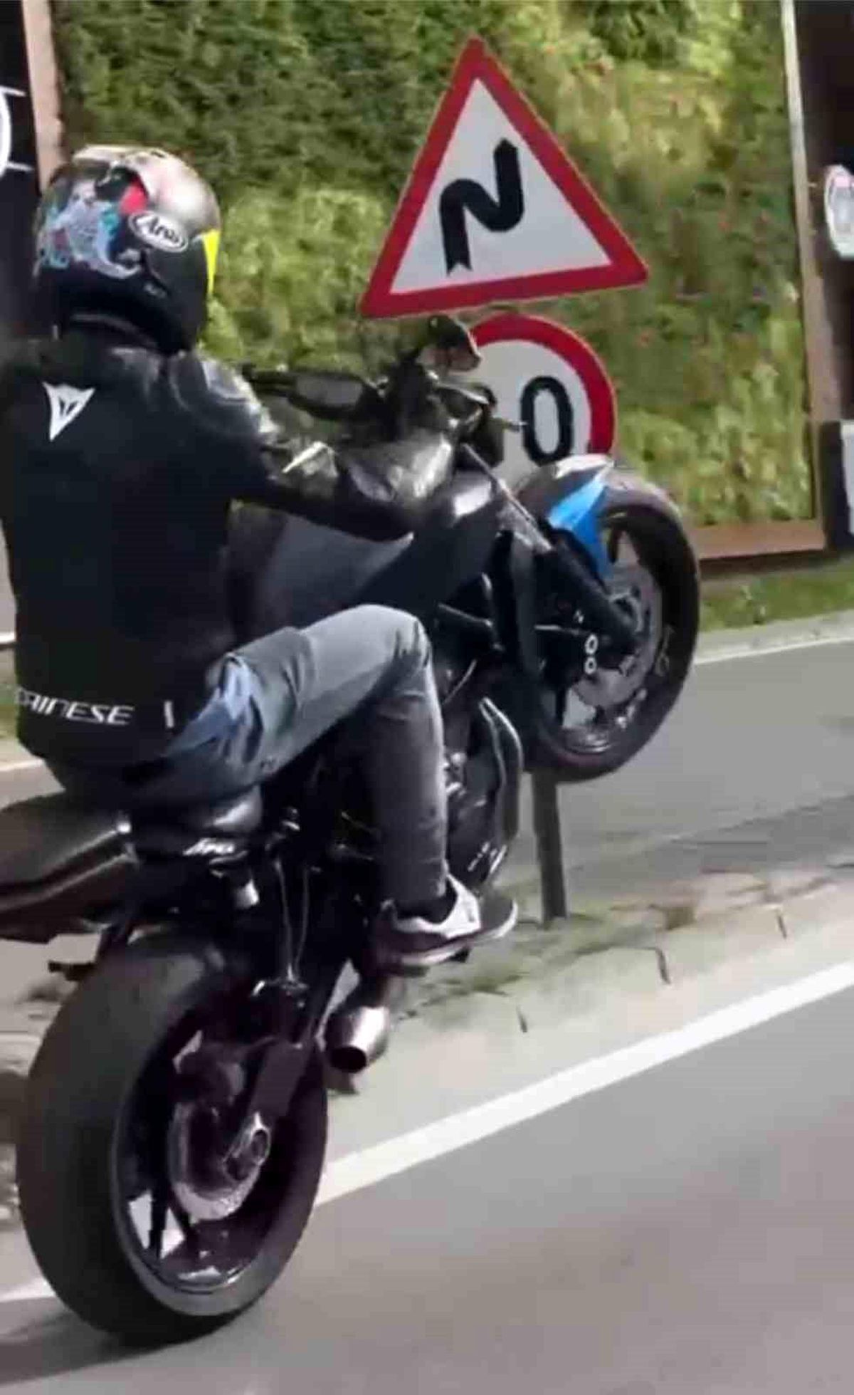 Bursa\'da Tek Teker Sürüş Yapan Motosikletli Genç Trafiği Tehlikeye Düşürdü
