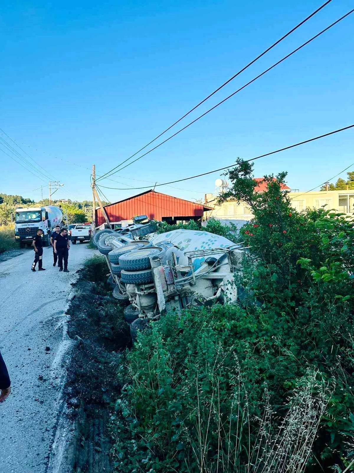 Antakya\'da Beton Mikseri Devrildi: Sürücü Yaralandı