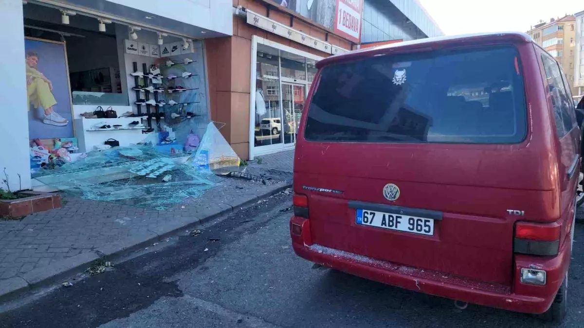 Ereğli\'de Alkollü Sürücü Ayakkabı Mağazasına Çarptı