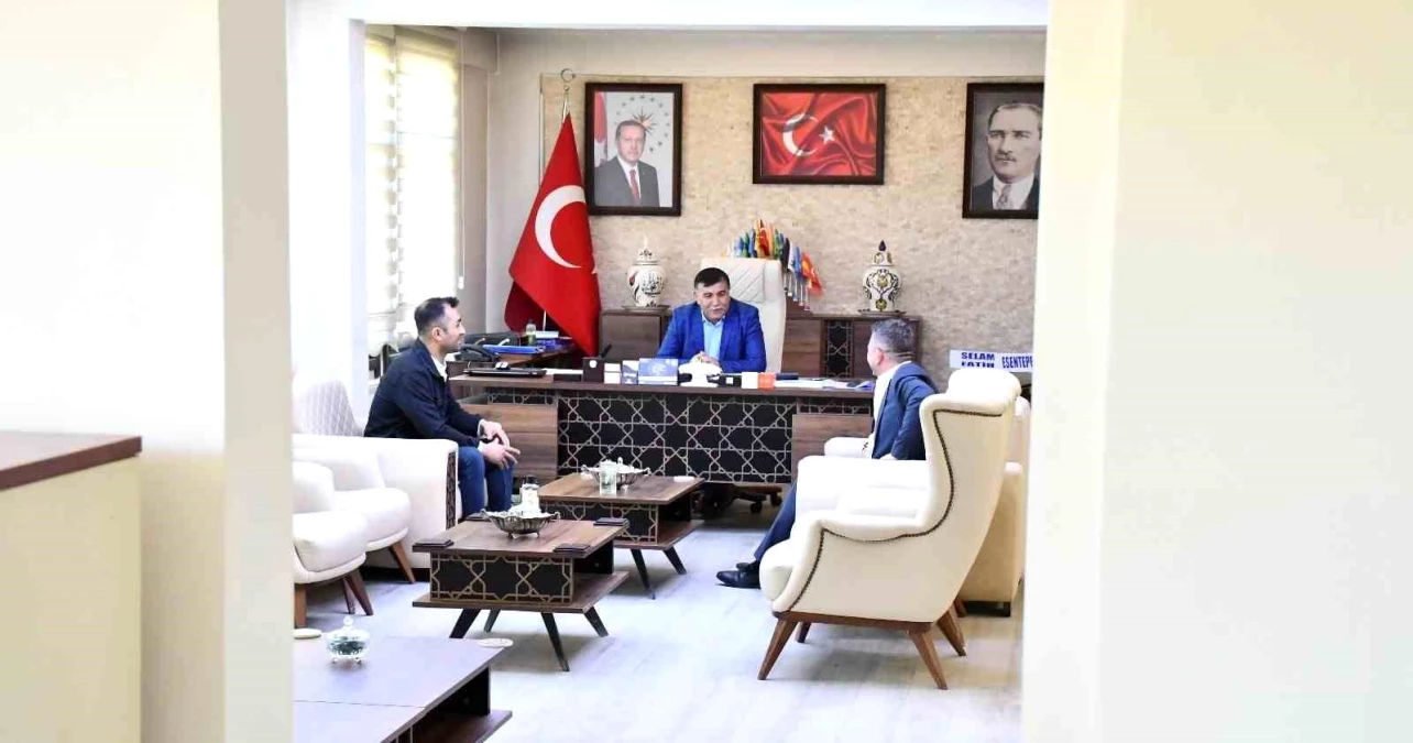 MHP\'li Emet Belediye Başkanı Mustafa Koca, makam odasının kapısını kaldırdı