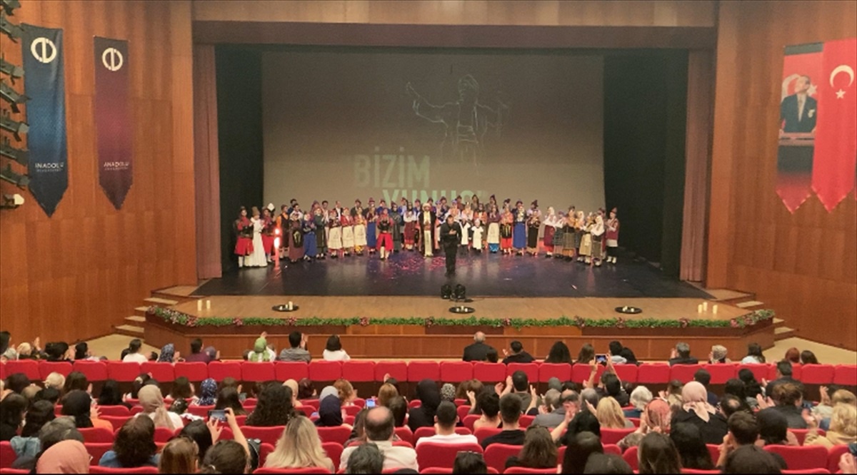 Eskişehir\'de düzenlenen \'Bizim Yunus\' dans gösterisi büyük ilgi gördü