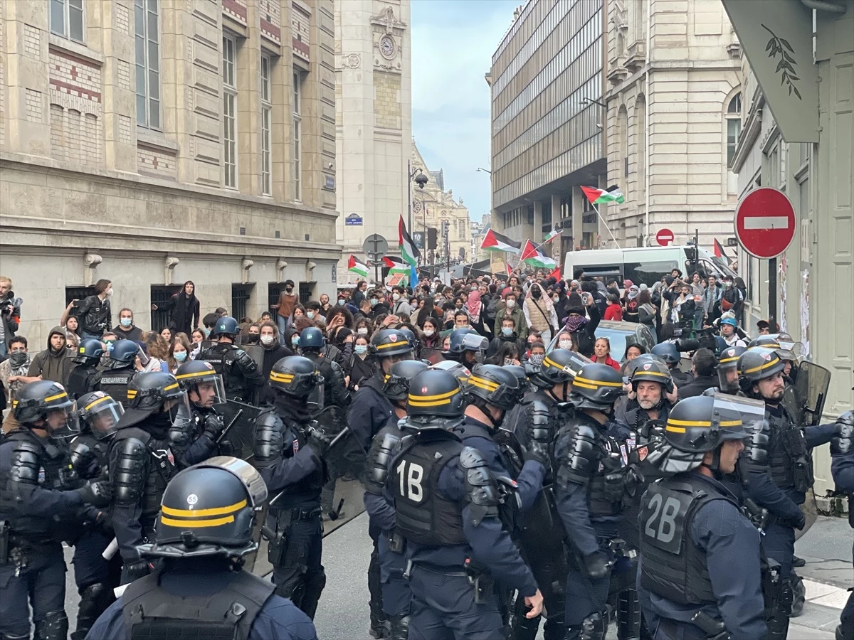 Paris\'te Polis, Filistin Destekçisi Öğrencilere Biber Gazı Kullandı