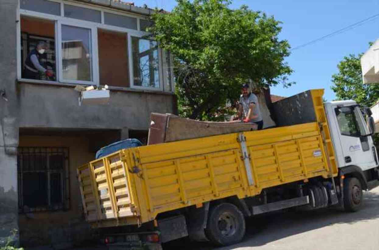 Gebze'de bir evden 10 kamyon çöp çıkarıldı Gebze'de bir evden 10 kamyon çöp çıkarıldı