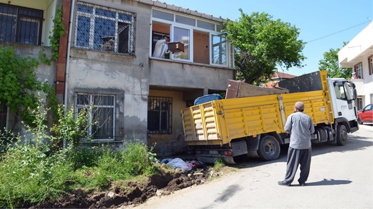Gebze\'de bir evden 10 kamyon çöp çıkarıldı