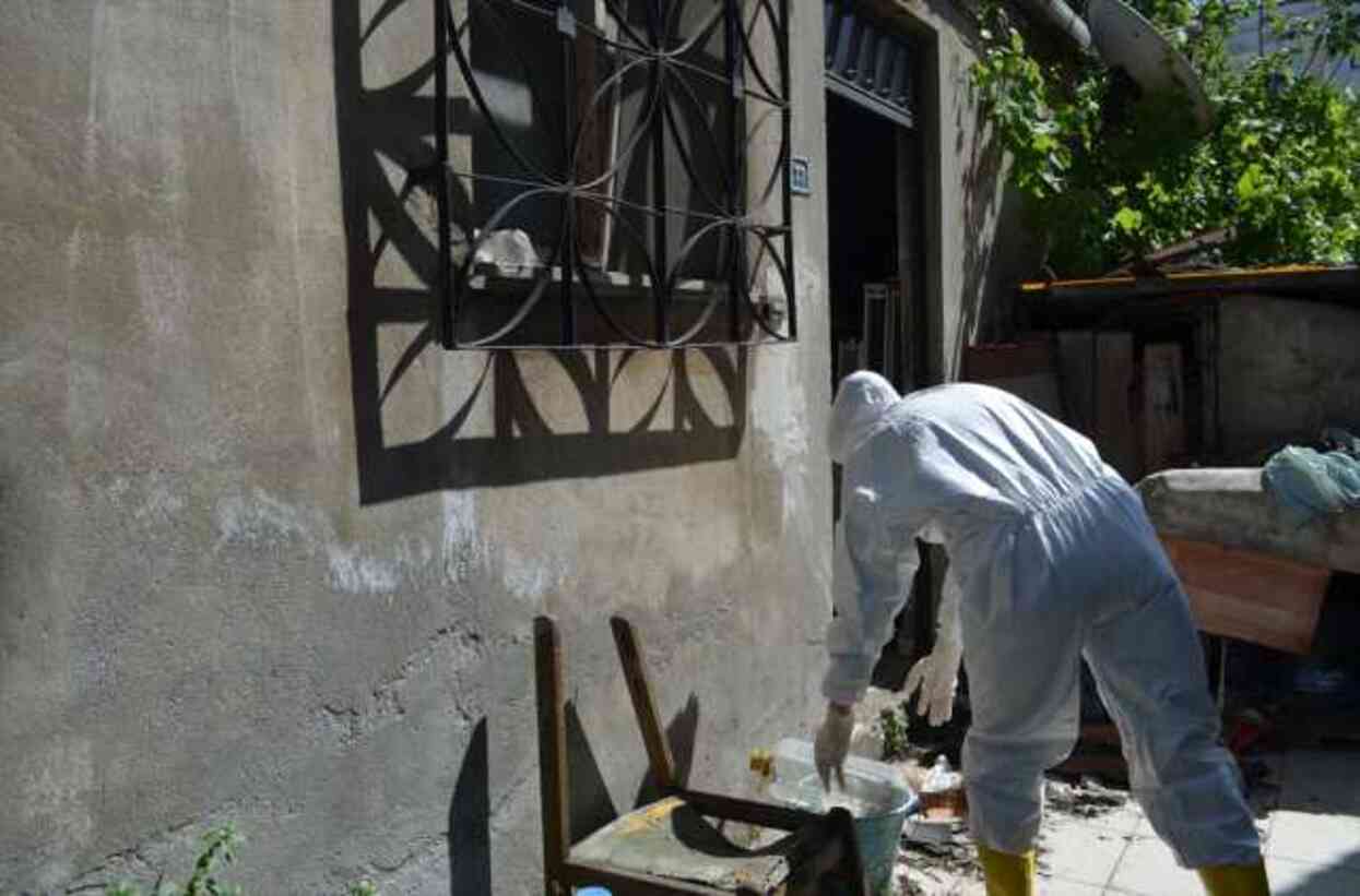 Gebze'de bir evden 10 kamyon çöp çıkarıldı Gebze'de bir evden 10 kamyon çöp çıkarıldı