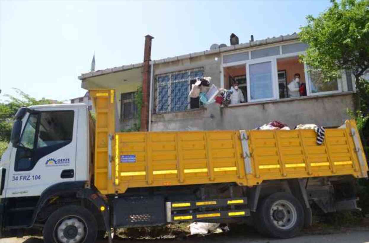Gebze'de bir evden 10 kamyon çöp çıkarıldı Gebze'de bir evden 10 kamyon çöp çıkarıldı