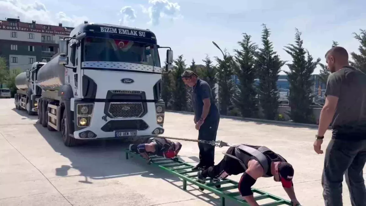 Powerlifting Sporcuları 60 Tonluk Su Tankerini Çekti