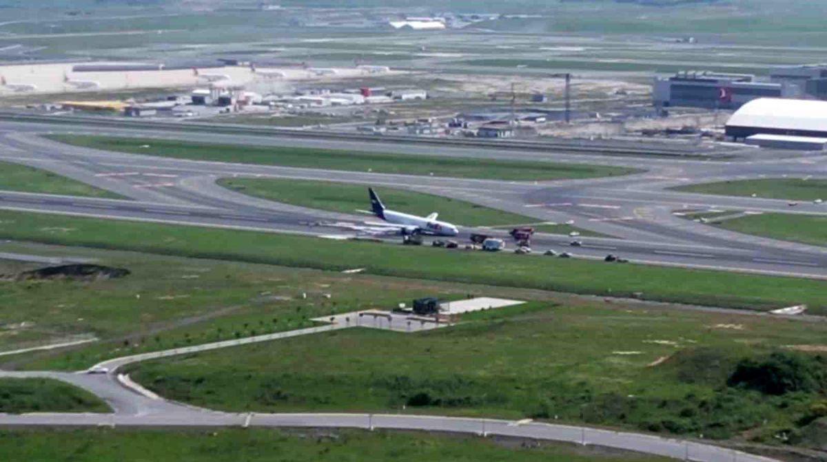 İstanbul Havalimanı\'nda Kargo Uçağı Gövde Üzerine İniş Yaptı