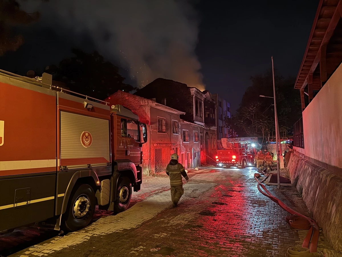 İzmir\'deki Tarihi Binada Çıkan Yangın Kontrol Altına Alındı