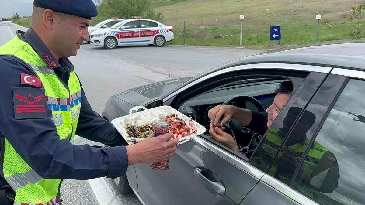 Jandarma Ekipleri Trafik Haftası Denetimlerinde Sürücülere Lokum ve Çikolata İkram Etti