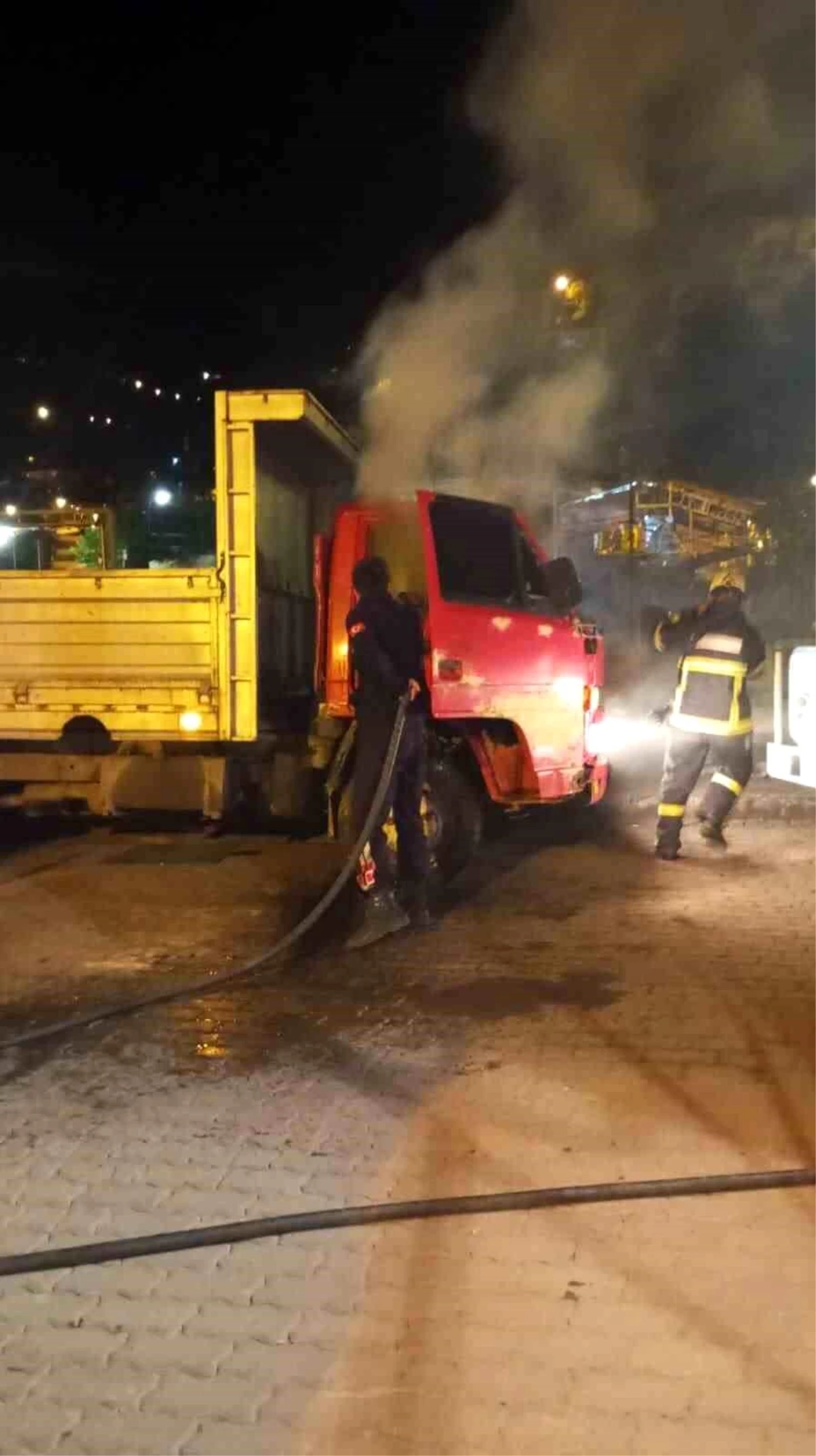 Zonguldak Kozlu\'da Sanayi Sitesinde Araç Yangını