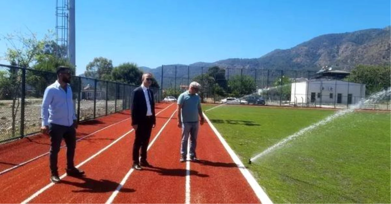Muğla\'nın Köyceğiz ilçesinde çim yüzeyli futbol sahası inşaatı tamamlanıyor