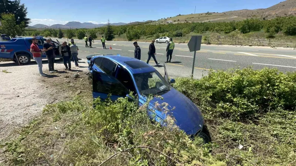 Elazığ\'da lüks otomobil kaza yaptı, 2 kişi yaralandı