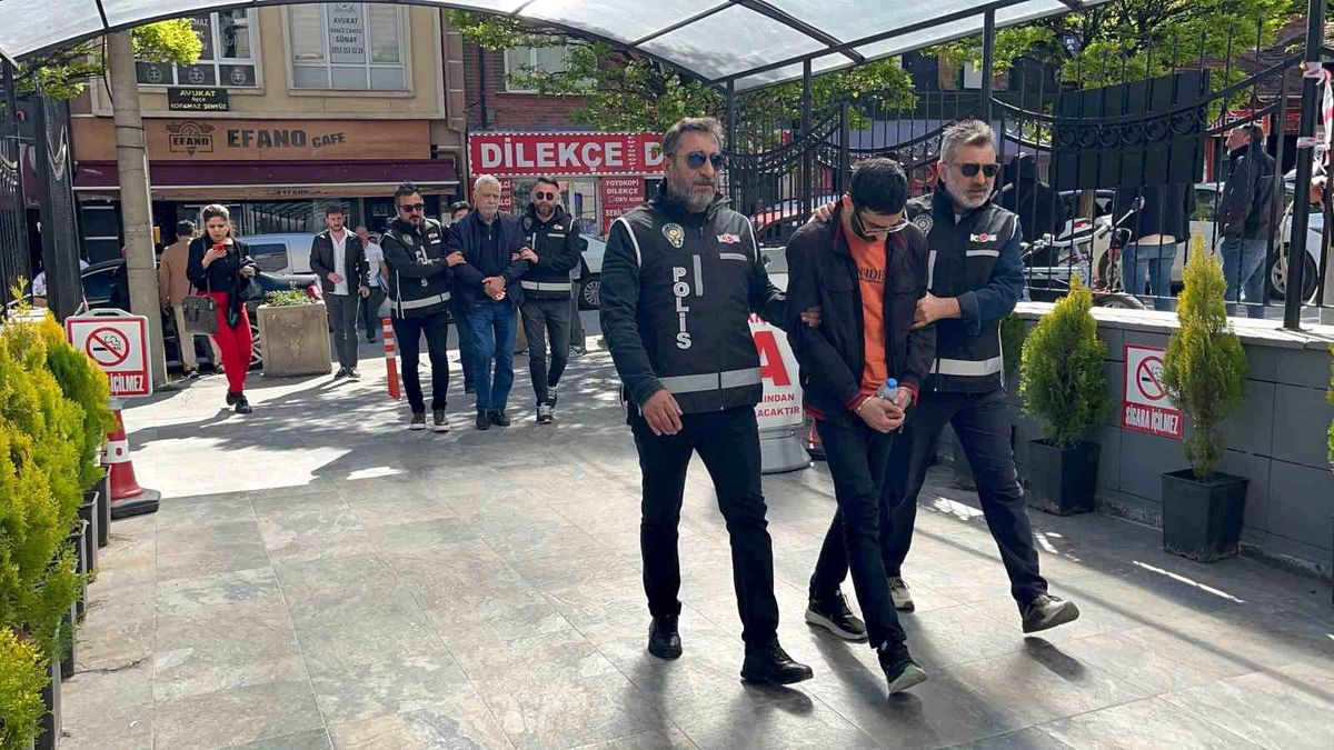 Eskişehir\'de Tefecilik Operasyonu: Baba ve Oğlu Adliyeye Sevk Edildi