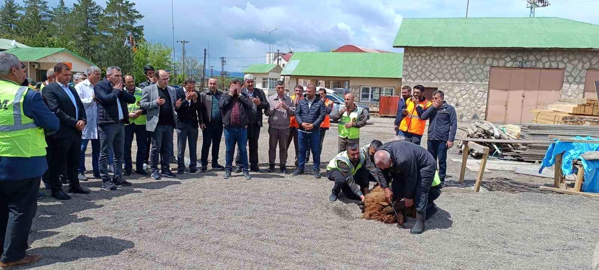Karayolları 11. Van Bölge Müdürü Demirhan Erol, Malazgirt\'te konaklama ve dinlenme tesisi için temel attı
