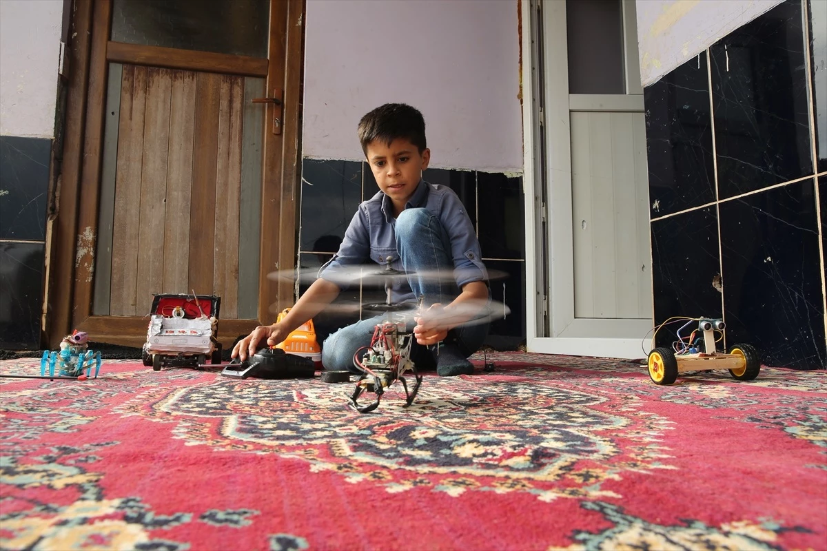 Hakkari\'de robotik araç maketleri tasarlayan 14 yaşındaki Aram Kaynak, TEKNOFEST\'e davet edildi