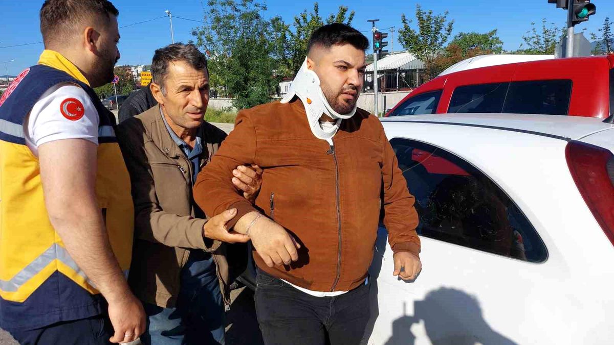 Samsun\'da Kavşakta Meydana Gelen Trafik Kazasında 2 Kişi Yaralandı