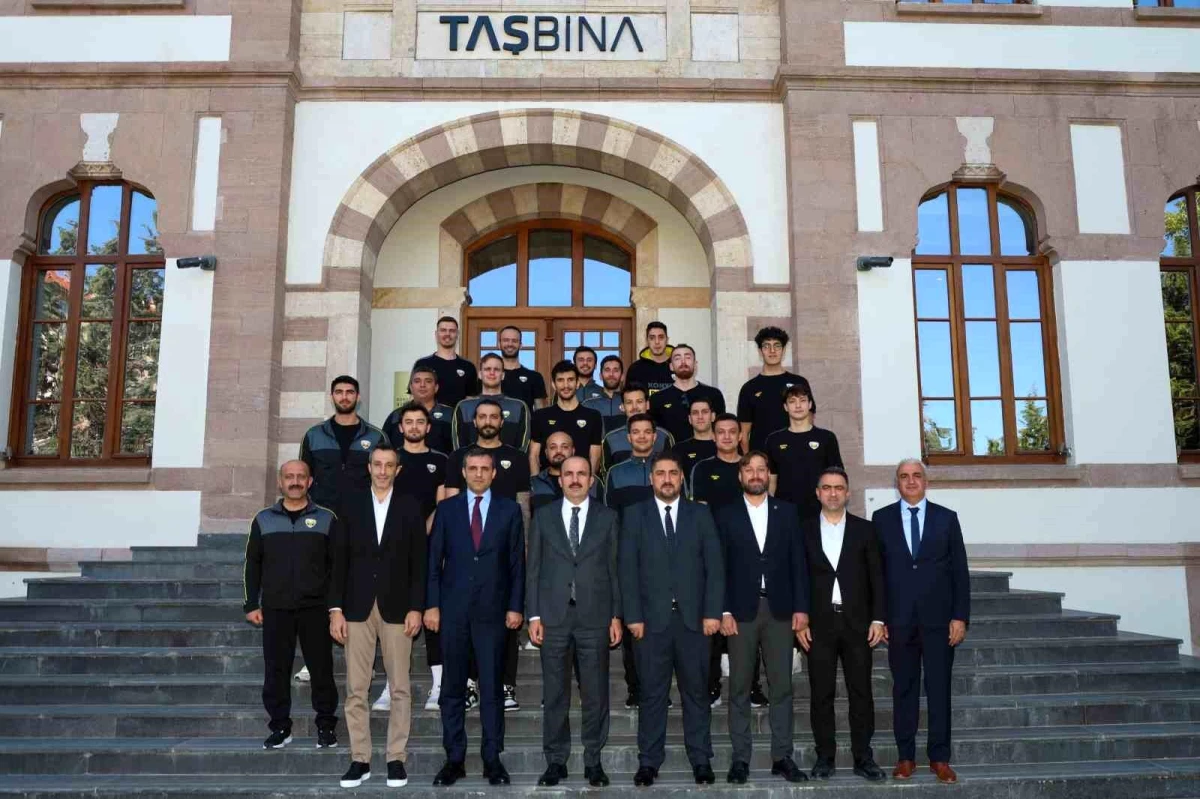 Konya Büyükşehir Belediyespor Basketbol Takımı Başkan Altay\'ı ziyaret etti