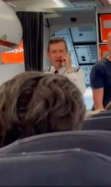 Uçuş ekibine verilen yemeği yeterli bulmayan pilot, uçuşa hazır uçağı bırakıp ekibine yemek almaya gidince yolcular tepki gösterdi