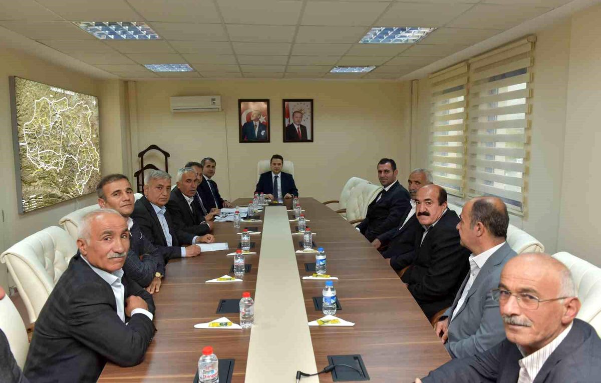 Hakkari Vali Yardımcısı ve İl Özel İdaresi Genel Sekreteri Köy Muhtarlarının Taleplerini Dinledi