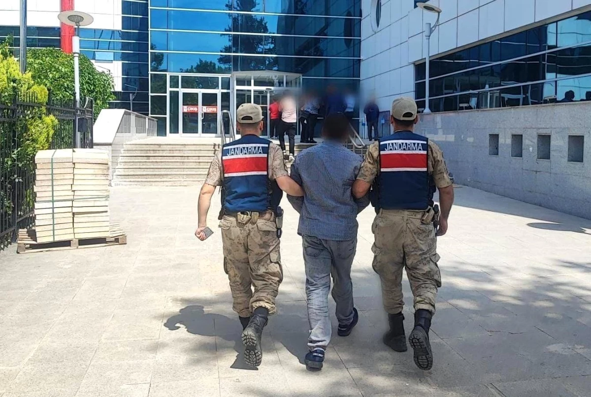 Adıyaman İl Jandarma Komutanlığı, göçmen kaçakçılığı operasyonunda 5 şahsı yakaladı