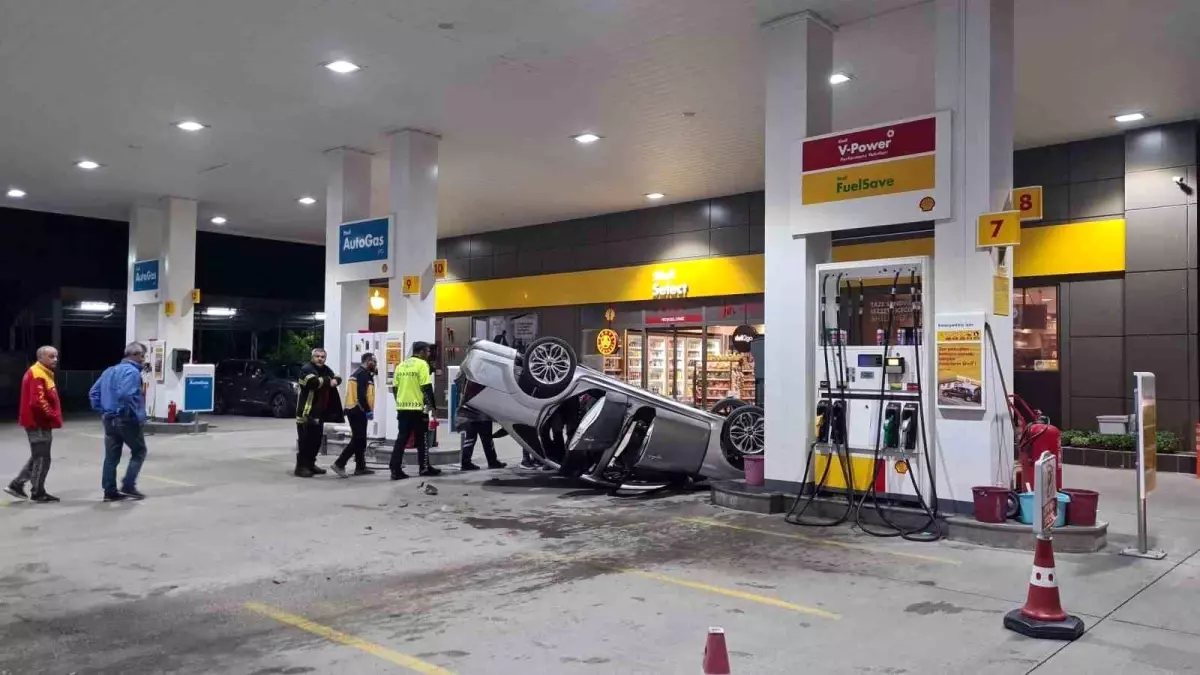 Kayseri\'de akaryakıt istasyonunda kaza: Takla atan otomobil yakıt pompasına çarpmadan durdu